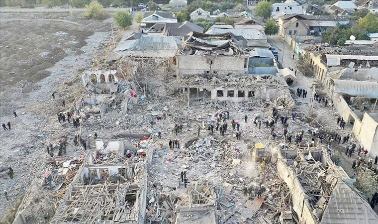 Cephe hattında bile olmayan bir kente füze saldırısı düzenlemek insanlık suçudur. Gence’de 2'si çocuk 13 sivil hayatını kaybetti, 40'tan fazla sivil yaralandı. 😞Lanetliyoruz! #genceazerbaycan https://t.co/oA5EmPZv9s