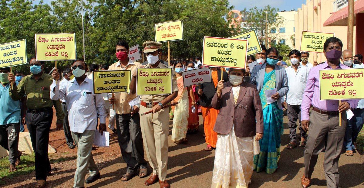 ಕೋವಿಡ್-19 ಜಾಗೃತಿ ಅಭಿಯಾನಕ್ಕೆ ನ್ಯಾ.ಕಲ್ಪನಾ ಕುಲಕರ್ಣಿ ಚಾಲನೆ
ಬಾಗಲಕೋಟೆ: ಮಹಾಮಾರಿ ಕೋವಿಡ್-19 ಸಾಂಕ್ರಾಮಿಕ ರೋಗ ಹರಡದಂತೆ ಜನರಲ್ಲಿ ಜಾಗೃತಿ ಮೂಡಿಸುವ ನಿಟ್ಟಿನಲ್ಲಿ ಹಮ್ಮಿಕೊಂಡ ಕೋವಿಡ್-19 ಜನಾಂದೋಲನ ಅಭಿಯಾನಕ್ಕೆ ಪ್ರಧಾನ ಜಿಲ್ಲಾ ಮತ್ತು ಸತ್ರ ನ್ಯಾಯಾಧೀಶರಾದ ಕಲ್ಪನಾ ಕುಲಕರ್ಣಿ ಹಸಿರು ನಿಶಾನೆ ತೋರುವ ಮೂಲಕ ಚಾಲನೆ ನೀಡಿದರು.