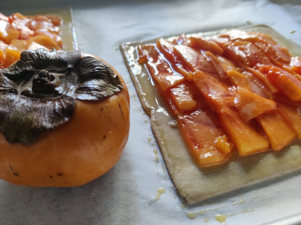 KitschCollector's tweet photo. You have my persimmon to stare. #fallbakes https://t.co/FnJfggdVML