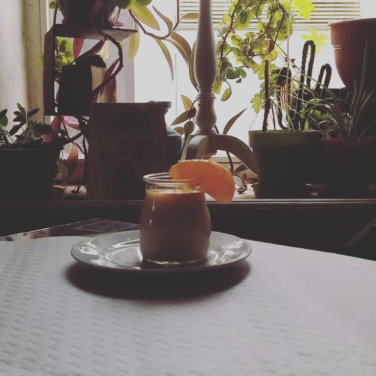 3dJavierGarcia's tweet photo. Aquí os dejamos unas fotokis del postre que nos han preparado nuestras cocineras para esta semana en el menú de mediodía.
-Panna cotta de mandarina con jengibre.
.
.
.
.
.
#quitapesaresbar #villena 
#Quitapesares #ComerEnVillena #Yocomproenvillena https://t.co/txDF1Sqo6f