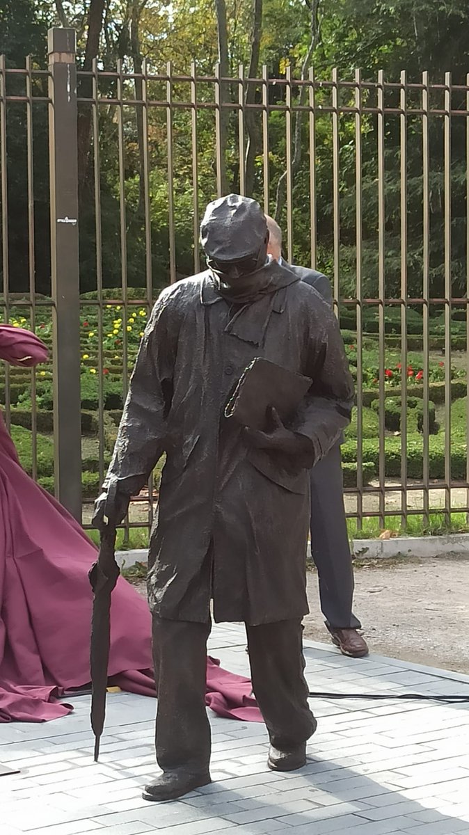 la8valladolid's tweet photo. 🔴 AVANCE INFORMATIVO 🔴

La estatua de Miguel Delibes ya acompaña para siempre a los vecinos y visitantes de #Valladolid a las puertas de uno de los lugares que más frecuentaba, El Campo Grande.
  Esto y más sobre el #CentenarioDelibes a las 14.30 en @cyltv https://t.co/lhMUuqRgOw