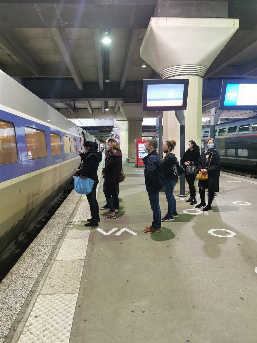 35000 enfants vont voyager avec #junioretcie lors des 2 prochaines semaines.
Parmi eux Eva, arrivée en gare avec Malika son chauffeur privé <a href="/Hopways_France/">Hopways</a>, qui l'a accompagnée et a attendu jusqu'au départ du <a href="/TGVINOUI/">TGV INOUI</a>. 
Le service idéal pour les parents pressés !
<a href="/SBonnetainDabi/">S.Bonnetain-Dabi</a>