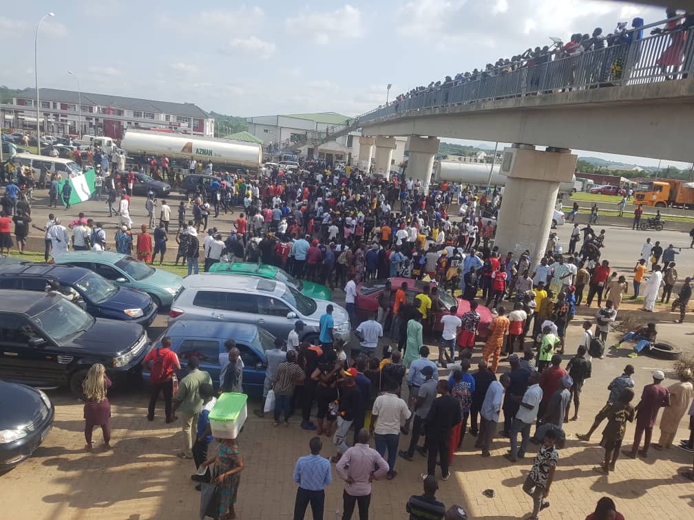 SaharaReporters's tweet photo. BREAKING: Protesters Close All Entry Points Into Abuja | Sahara Reporters https://t.co/H8r8qkg3XH
#EndSARS #EndPoliceBrutality https://t.co/7eJde4tCgh