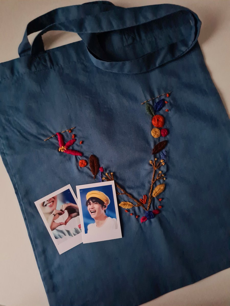 yasra_e's tweet photo. Danke dir @lylithu fรผr diesen wundervollen Beutel! ๐ฅบ
Unglaublich wie du es mit V bestickt hast! Soo schรถn!
#TalentedARMYs ๐๐ธ https://t.co/Y2bYAt6rUY