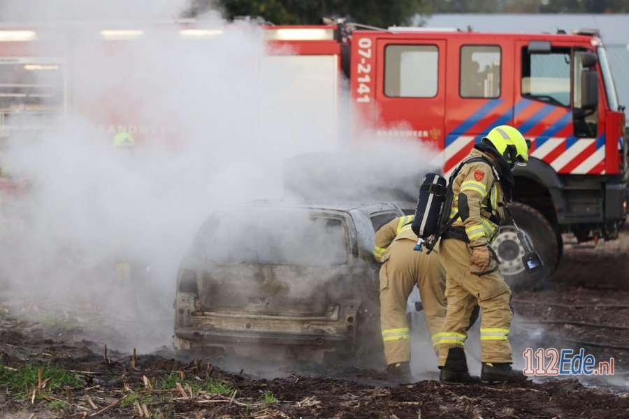 Cross auto brandt uit in weiland aan de Pijnenburgweg in #Harskamp. 112Ede.