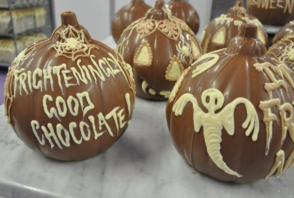 CadburyWorld's tweet image. A #competition &amp;amp; #WorldChocolateWeek! WIN a halloween themed treat you can sink your teeth into 😉🎃…. 

Reply to this post by 22nd October to be in with the chance of winning an exclusive hand-crafted chocolate pumpkin. 

T&amp;amp;Cs: bit.ly/competitionsCW