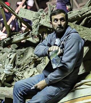 Image of despair. He found a picture of his son, not his son... 
#Ganjacity
#ArmeniaKillsCivilians
#StopArmenianAggression
#KarabakhisAzerbaijan
#StopArmenianTerrorism