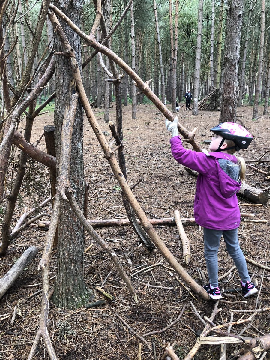MrsGemmaRowley's tweet photo. Libby’s been building a #StoneAge home (imagine the leaves are animal skin) @castlechurchps @mrswhiston1 https://t.co/VyhMzzgkgh