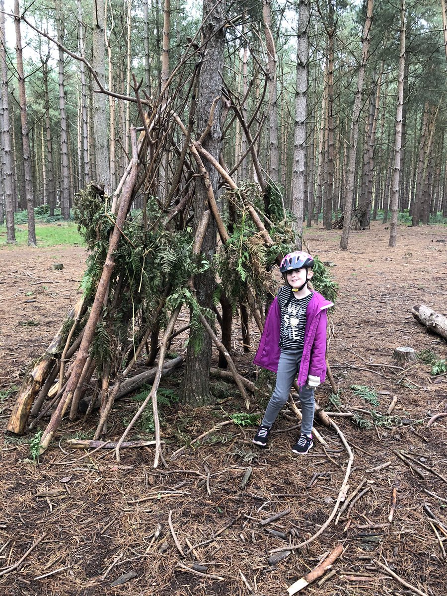MrsGemmaRowley's tweet photo. Libby’s been building a #StoneAge home (imagine the leaves are animal skin) @castlechurchps @mrswhiston1 https://t.co/VyhMzzgkgh