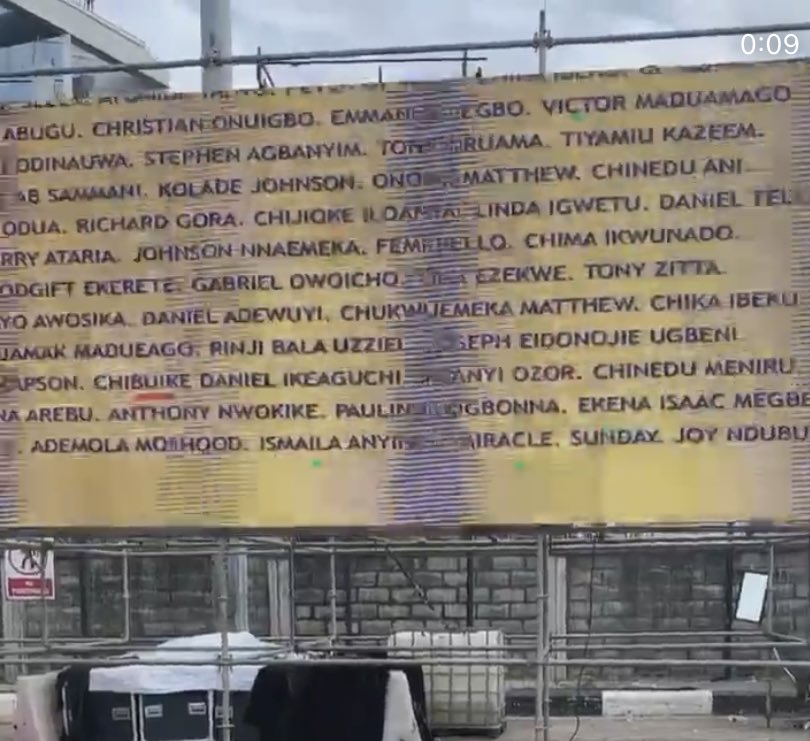 ebelee_'s tweet image. Our aunty that asked for banner at lekki toll, we got billboard, hope you can manage this one 🙂 #EndSARS