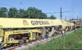 Il existe 3 trains de « Suite Rapide » en France (c’est leur petit nom).Ils sont capables de remplacer chacun un kilomètre de voie par jour. J’ai pioché les photos sur les trois modèle.