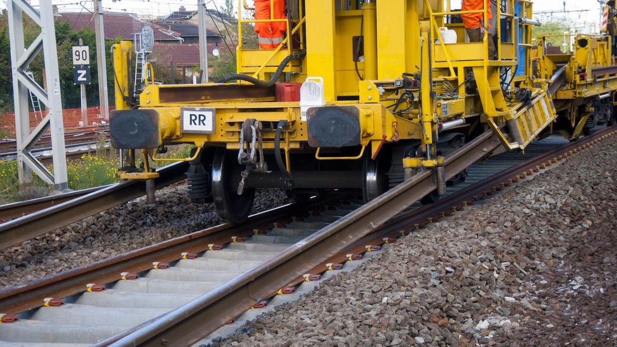 La première étape, un premier train chargé de rail pose des tronçons neuf de part et d’autre de la voie (avec un wagon spécial derrière).Petit rappel: un rail neuf est ... rouillé. C’est normal il sort d’usine.