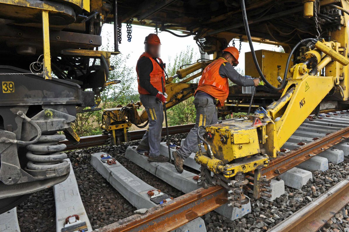 Le rail neuf (le rouillé donc) est posé sur ces traverses neuves.