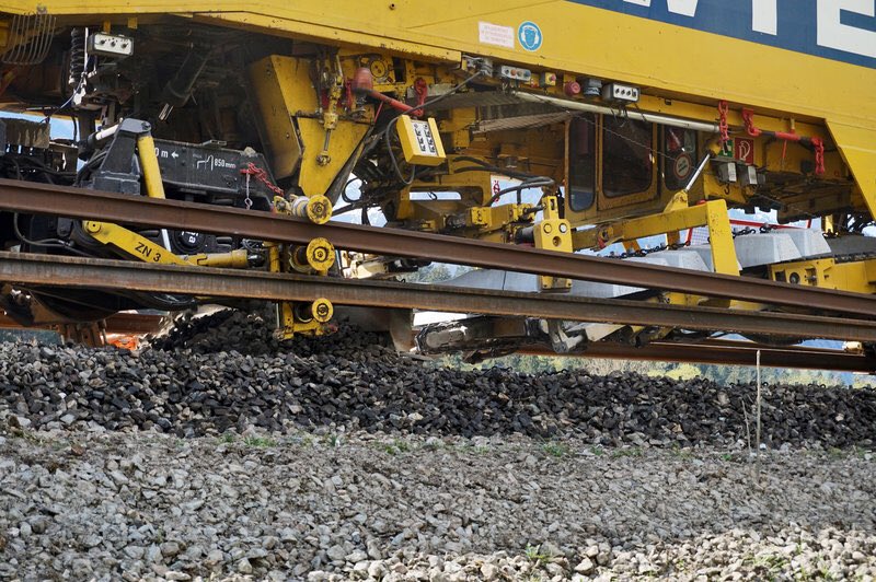 Le rail neuf (le rouillé donc) est posé sur ces traverses neuves.