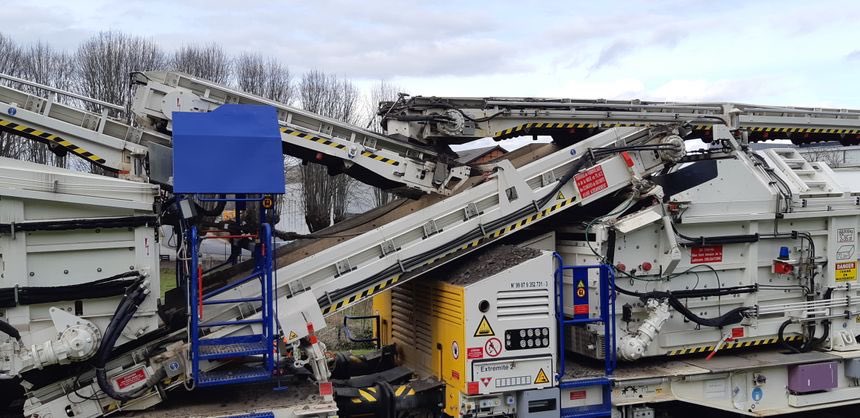 Le vieux ballast part sur des tapis roulant. Il est trié, cribblé et stocké dans des « ballastière ».Celui qui peut être réutilisé repart dans le système à l’arrière du train.