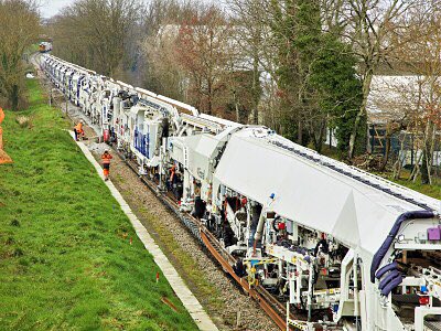 Le vieux ballast part sur des tapis roulant. Il est trié, cribblé et stocké dans des « ballastière ».Celui qui peut être réutilisé repart dans le système à l’arrière du train.