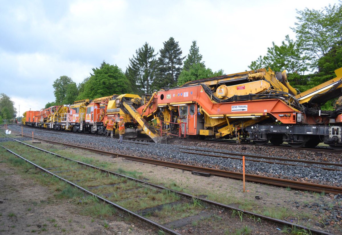 Le vieux ballast part sur des tapis roulant. Il est trié, cribblé et stocké dans des « ballastière ».Celui qui peut être réutilisé repart dans le système à l’arrière du train.