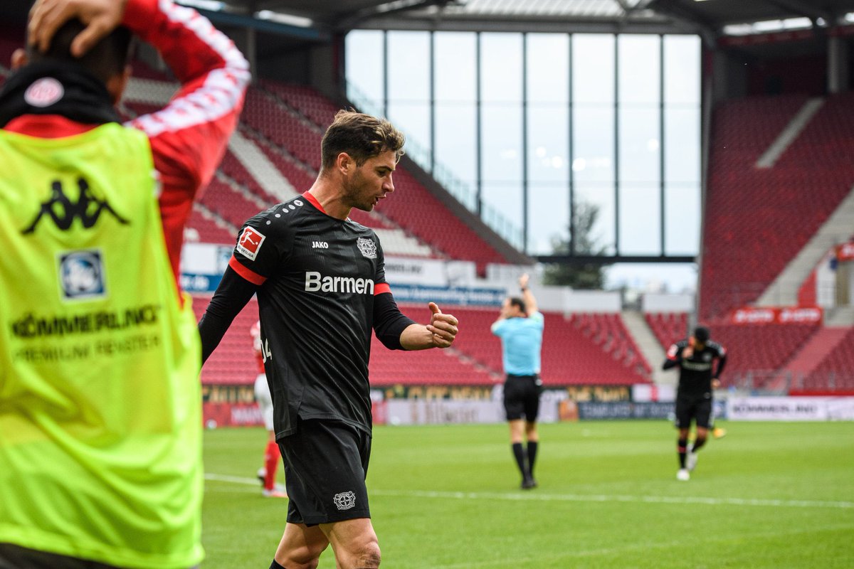 bayer04_es's tweet photo. 💬 @lucasalario13: "Esta victoria se la dedicamos a @santiagoarias13. Fue un gran golpe para él, pero también para todo el equipo. Ojalá que le de motivación en su largo camino para regresar. Todos le deseamos lo mejor." 🖤🦁❤️

#M05B04 | #FuerzaArias https://t.co/Fx3WUcl7LW