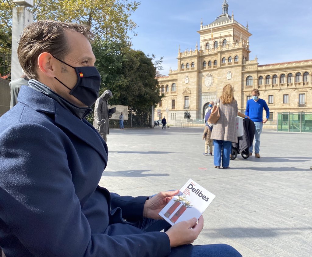 Conrado_Iscar's tweet image. Ni estatuas ni discursos.El mejor homenaje a un escritor es leer su obra. “Y empecé a darme cuenta, entonces, de que ser de pueblo era un don de Dios y que ser de ciudad era un poco como ser inclusero”. Viejas historias de Castilla la Vieja (1964) @Delibes2020 #CentenarioDelibes