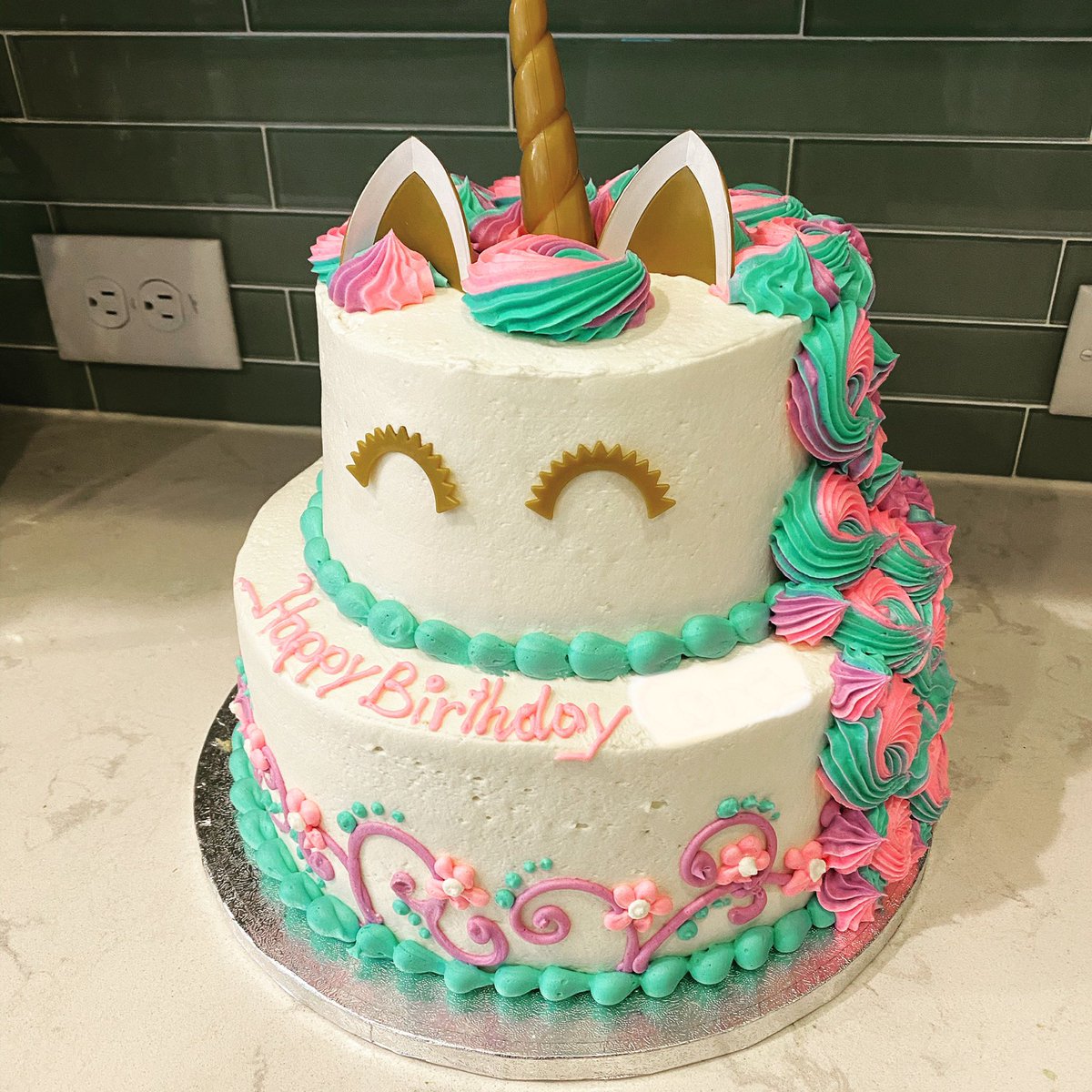 traciroserider's tweet photo. What cake do you get during a pandemic with no parties and only 4 people in the house? Apparently this is what we do. 😳🙌🏻 #cakeforbreakfast #andlunch #anddinner #caketherapy https://t.co/Ayawj3VkcM