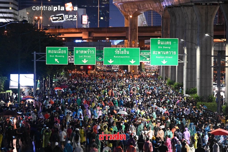 yinwarfamilysup's tweet photo. ไม่รู้เหรอ ว่าดอกไม้อ่ะ ยิ่งฉีดน้ำ ยิ่งบานนะ แล้วก็บานได้สวยงามด้วย

พวกคุณคือพลังที่แข็งแกร่ง​ เป็นกำลังใจให้ทุกคน​ ขอเป็นกำลังใจให้ทุกคนและเดินทางกลับบ้านกันอย่างปลอดภัย​ 🙏❤️
 #ม็อบ17ตุลา https://t.co/nyzI2dyki8