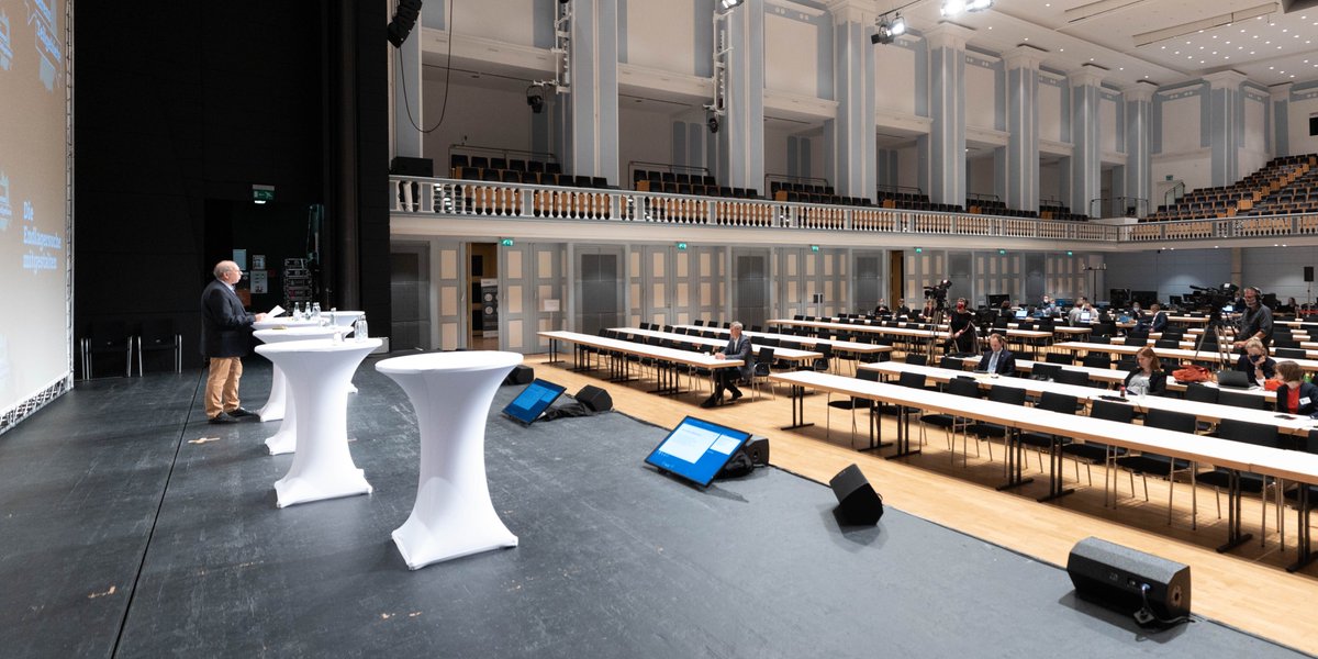 BASE_bund's tweet photo. Die #Auftaktveranstaltung der Fachkonferenz Teilgebiete geht gleich weiter – live unter https://t.co/KvQpAsmO8N.
@die_BGE wird erklären, wie sie für ihren Zwischenbericht Teilgebiete die Mindestanforderungen des #StandAG angewendet hat. #Endlagergesucht #COVID19 #Coronaregeln https://t.co/rSDrxJA8dS