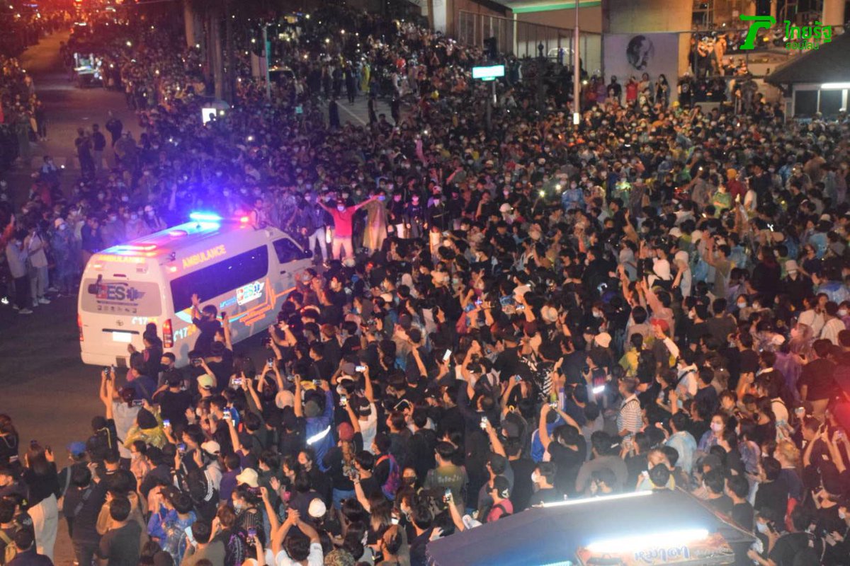 Thairath_News's tweet photo. #ม็อบ17ตุลา บรรยากาศกลางแยกตากสิน เมื่อ 18.45 น. รถพยาบาลขออนุญาตวิ่งผ่านกลุ่มผู้ชุมนุมจากถนนกรุงธนบุรี เลี้ยวขวาไปแยกมไหสวรรย์ ซึ่งทางมวลชนก็ยอมเปิดทางให้เป็นอย่างดี 
#ไทยรัฐออนไลน์ https://t.co/fxv4ElmVx7