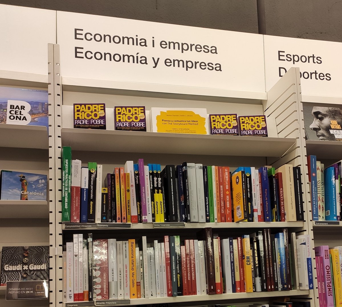 Inv_de_Bolsillo's tweet photo. Es cosa mía, o se está poniendo muy de moda Kiyosaki?
Había otra estantería cerca, con muchos de sus libros, juntos y bien puestos para que se vieran.
Quizás la gente se va animando en esto de la #EducacionFinanciera.
(Los de #Ajram y #laPaca también estaban por todas partes) https://t.co/xohd0BTvW0