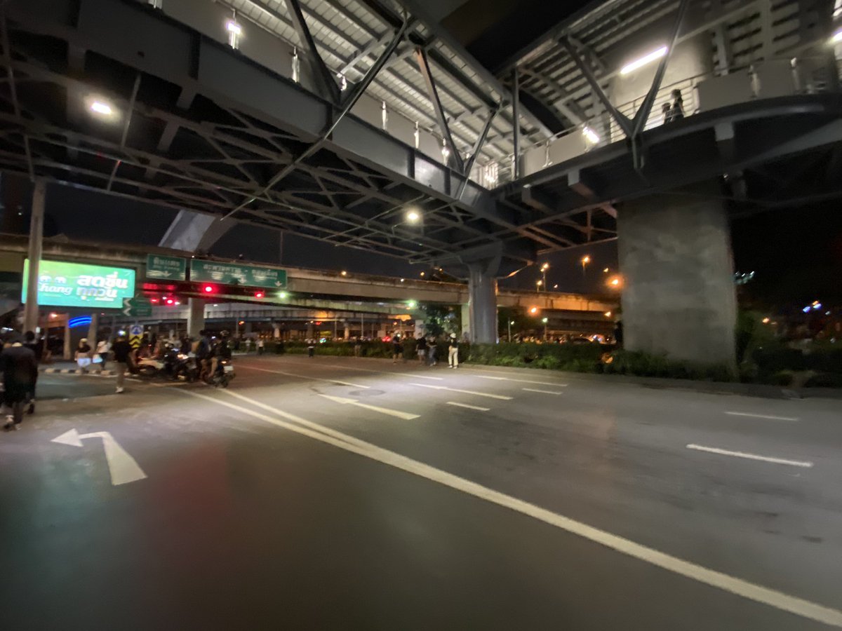 kyppmii's tweet image. สิ่งที่เห็นได้ชัดคือสลายเร็วมาก แต่ที่ชัดกว่านั้นคือ “ไม่มีขยะเลย” แม่งเอ้ยย เป็นม็อบที่โคตรสะอาดและมีระเบียบ ที่สำคัญ มีอารยธรรมค่ะ !!! #ม็อบ17ตุลา #ห้าแยกลาดพร้าว #ประยุทธ์ออกไป