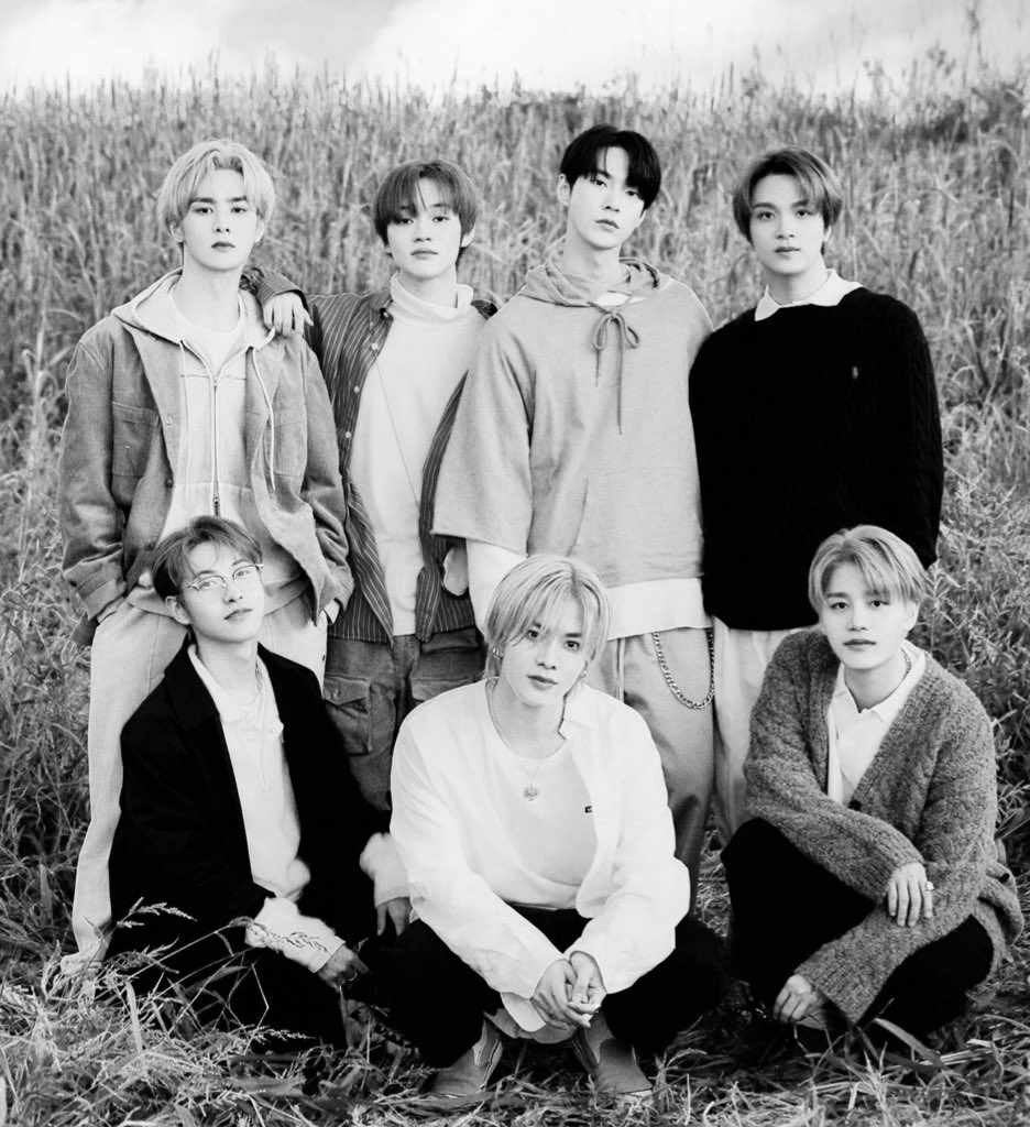 학창시절 동런 미친듯이 삽질하고 뒤지게 사랑하다 가슴 찢어지는 이별해라 시간이 많이 지나고 낡은 책 하나 꺼냈는데 그 책 사이에 껴있던 이 졸업 사진 팔랑대면서 바닥으로 떨어져라 서툰 우리의 사랑이, 설렘을 가득 담아 같이 맞춘 저 커플룩이 너무 아파서 바닥에 주저앉아 펑펑 울어라