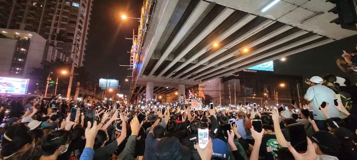FreeYOUTHth's tweet photo. ที่แยกแครายนนทบุรีมีการประกาศว่าจะยาวไปถึง 4 ทุ่ม! เนื่องจากนนทบุรีไม่อยู่ในพื้นที่ประกาศสถานการณ์ฉุกเฉินขั้นร้ายแรง
.
ขอบคุณภาพไม่ทราบแหล่งที่มา
－
#ม็อบ17ตุลา
#17ตุลาไปม็อบ https://t.co/x3usXsdUbH
