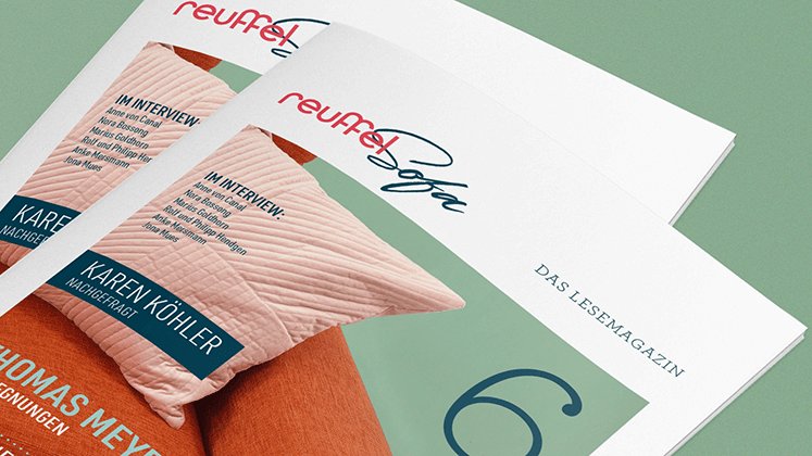 Reuffel_Aktuell's tweet photo. Das neue #Reuffelsofa ist da! Interessante Features aus der Welt der Bücher und über 100 Buchtipps des Reuffel-Teams auf 52 großformatigen Seiten. Kostenloses Exemplar in der Buchhandlung abholen oder hier online reinlesen: https://t.co/jrourxyIwl https://t.co/ZLxtLctlzs