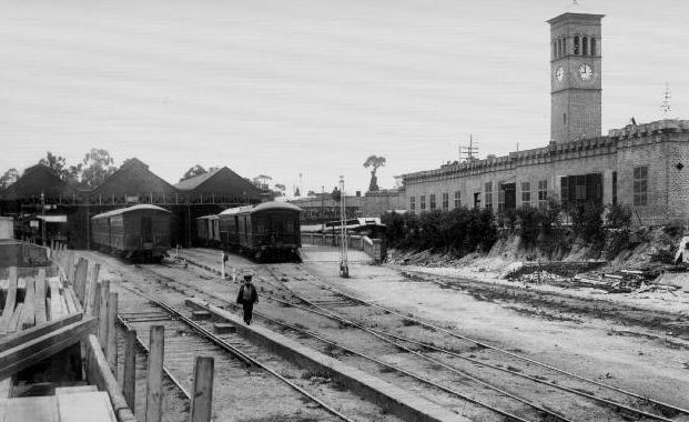 Vías de ingreso a los techados andenes de la estación Rosario Central en la primera década del siglo XX