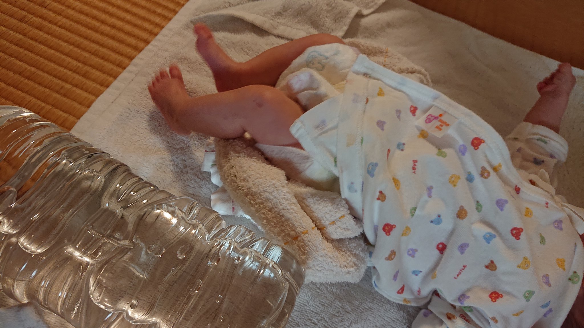 ちゃ 1y8m 修正1y5m 赤ちゃんの膝の下にタオルを挟むだけで寝返り防止になるんだって 寝返り防止クッションは海外で事故とか起きてて少し不安があったり ペットボトルをサイドに置いてもいまいち上半身動かせないのが寝辛そうで悩んでたらこんな方法が
