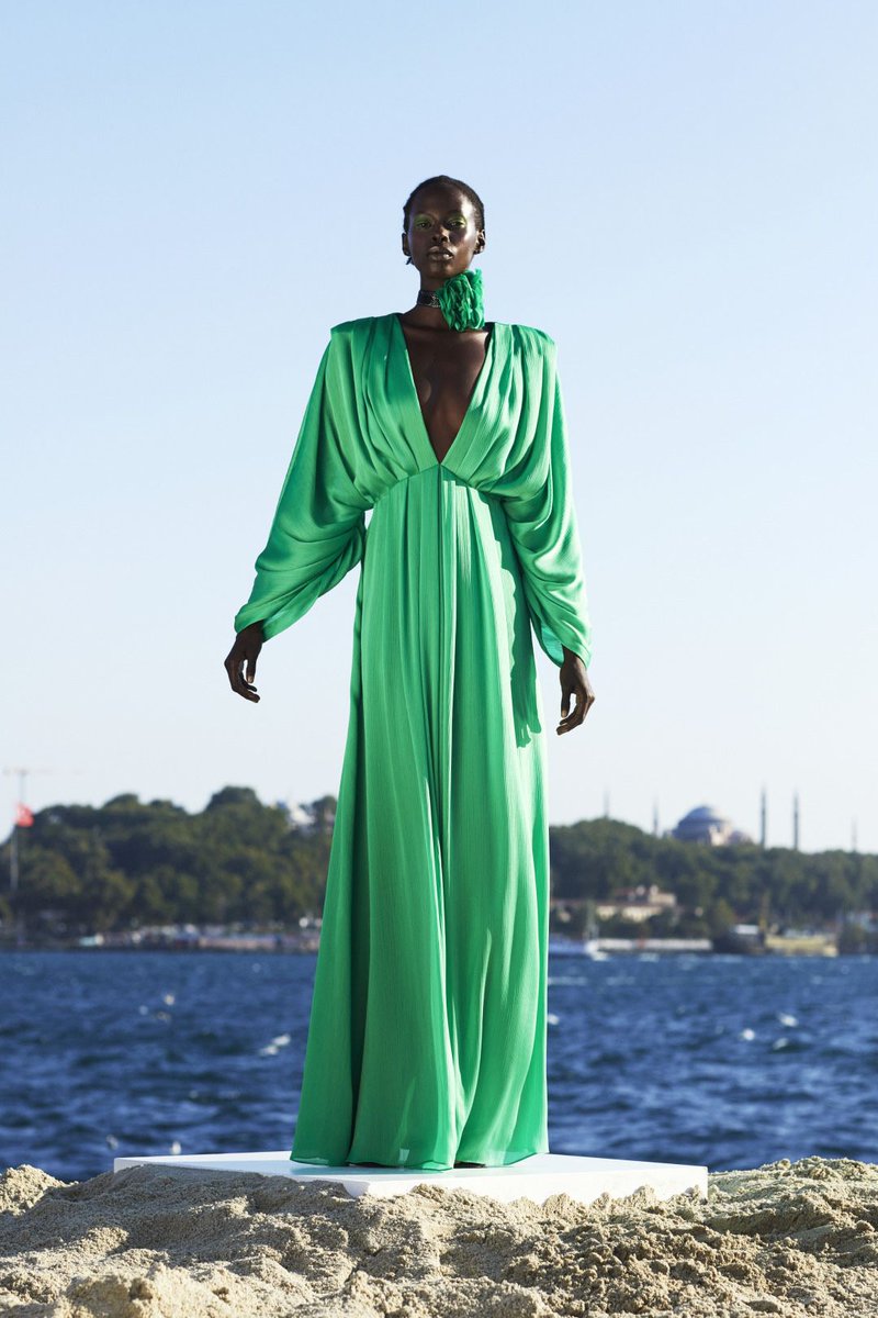 vogueturkiye's tweet photo. Özgür Masur, 2021 İlkbahar/Yaz koleksiyonu ile #MBFWI’daydı. @ozgurmasur @MBFWIstanbul https://t.co/k0pEDMChOP https://t.co/4gJVs0Ab27