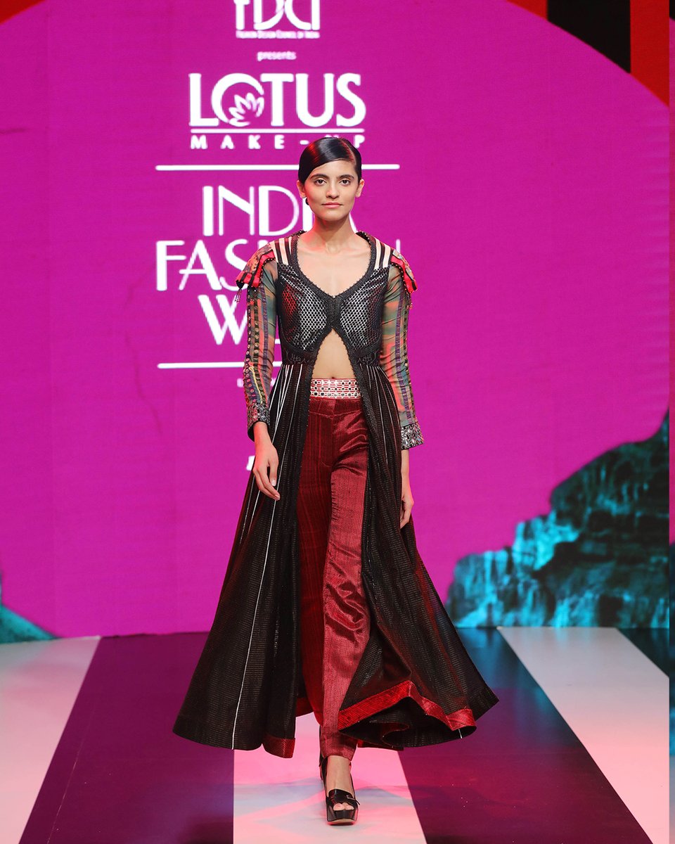 fdciofficial's tweet photo. Designer label @VIRTUESindia  showcased their collection 'Indian High' at the first-ever phygital edition of FDCI's #LMIFWSS21.  
@LotusHerbals @DLFEmporio @thechanakya_ 
#LMIFW #FDCIGoesDigital https://t.co/5MeZCwRRgp