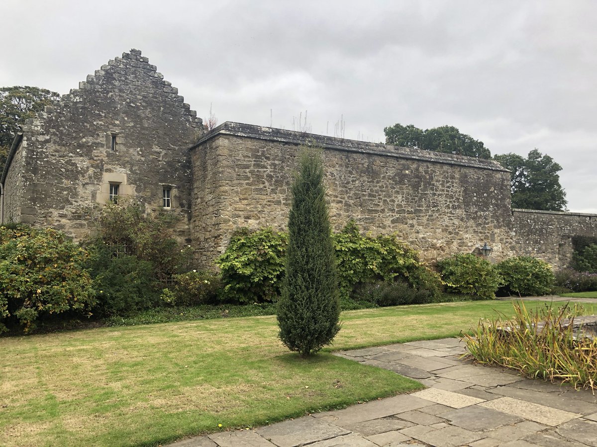 When you just happen to find Scotland’s oldest tennis court in the Falkland Palace gardens. Mary Queen of Scots played there.
Staycation Scotland. #realtennis 😊🏴󠁧󠁢󠁳󠁣󠁴󠁿 <a href="/tennisscotland/">Tennis Scotland</a>