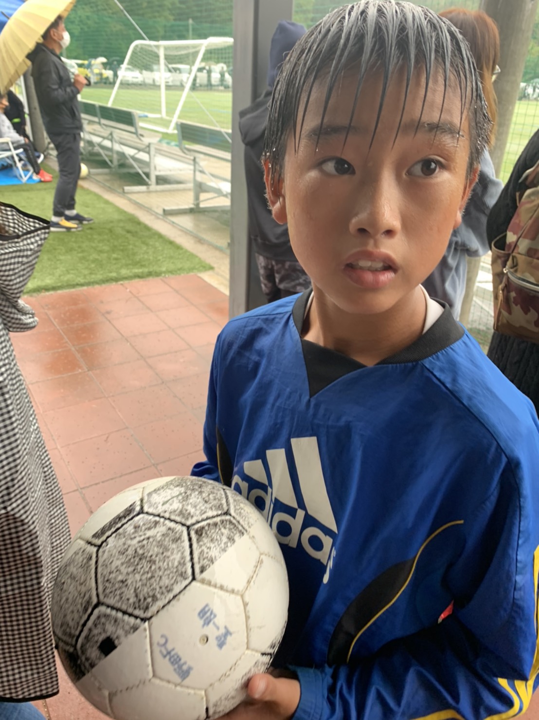 少年   サッカー びしょ濡れ 