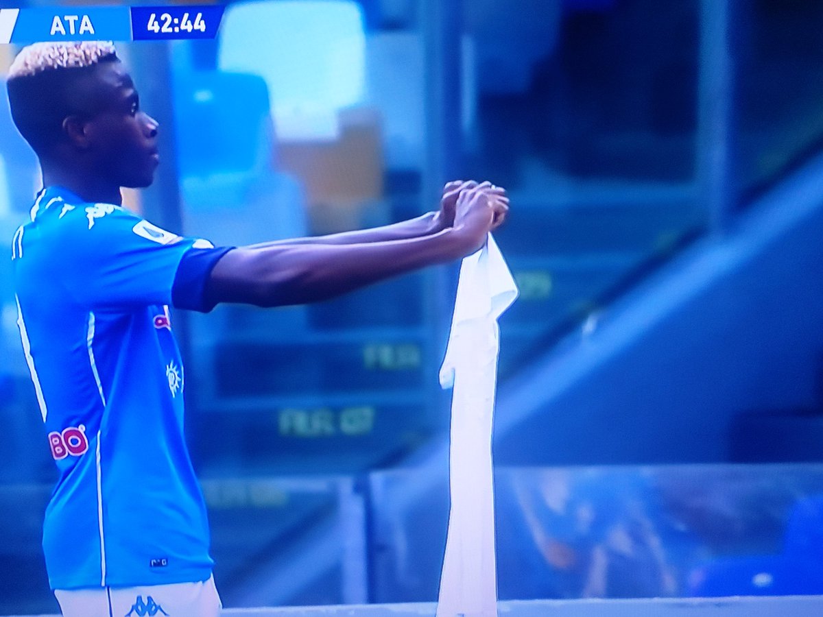 Victor Osimhen raised a shirt with #EndSARS on it, because na who dey alive dey score goals for Napoli.