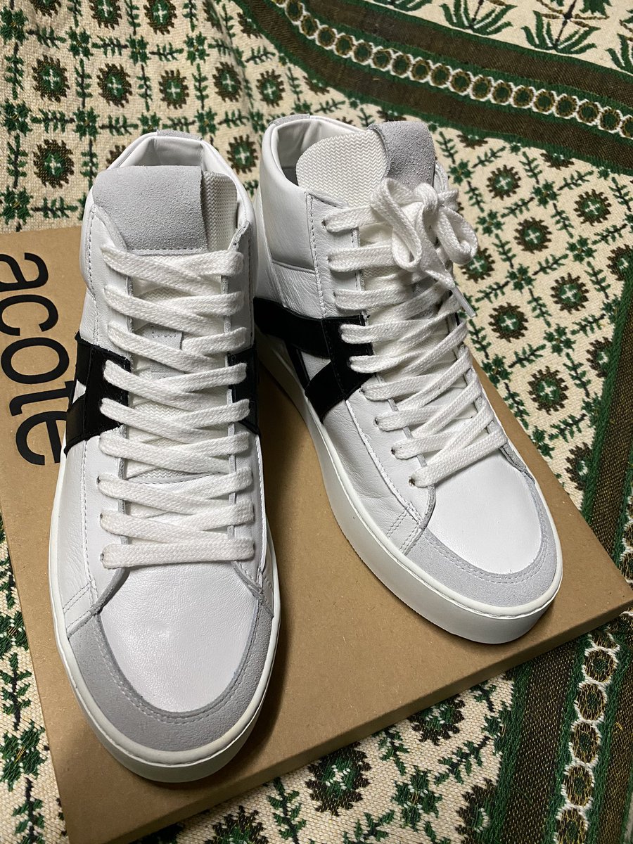 bbcmycroftlove's tweet photo. #cotelac
の革のスニーカー買っちゃった!スニーカーは中々好みの物を見つけるのが難しいから、これを手に入れられて嬉しい!!ふっふっふ〜 https://t.co/Vj5NrH9HMI