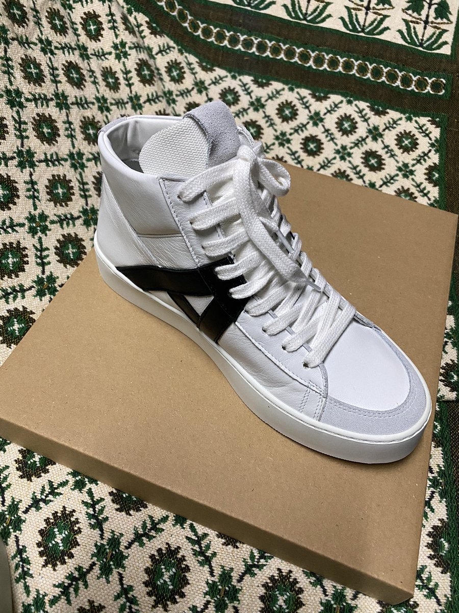 bbcmycroftlove's tweet photo. #cotelac
の革のスニーカー買っちゃった!スニーカーは中々好みの物を見つけるのが難しいから、これを手に入れられて嬉しい!!ふっふっふ〜 https://t.co/Vj5NrH9HMI