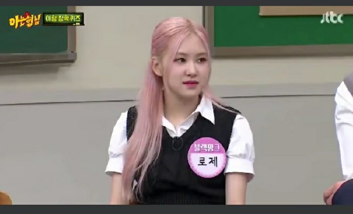 unknownprik's tweet photo. Rosé face when lisa and jennie were happily eating 😆 https://t.co/aFtyuK0hYa