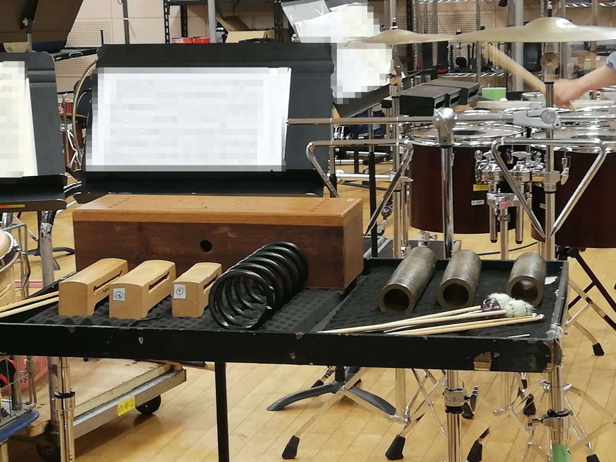 国立音楽大学 打楽器研究室 第51回打楽器研究室定期演奏会 曲目紹介2曲目は本大学講師である中辻小百合先生による委嘱作品 The Smokers For Percussion Ensemble です この曲は珍しい楽器がたくさん登場します どんな音がするのか 是非とも実際