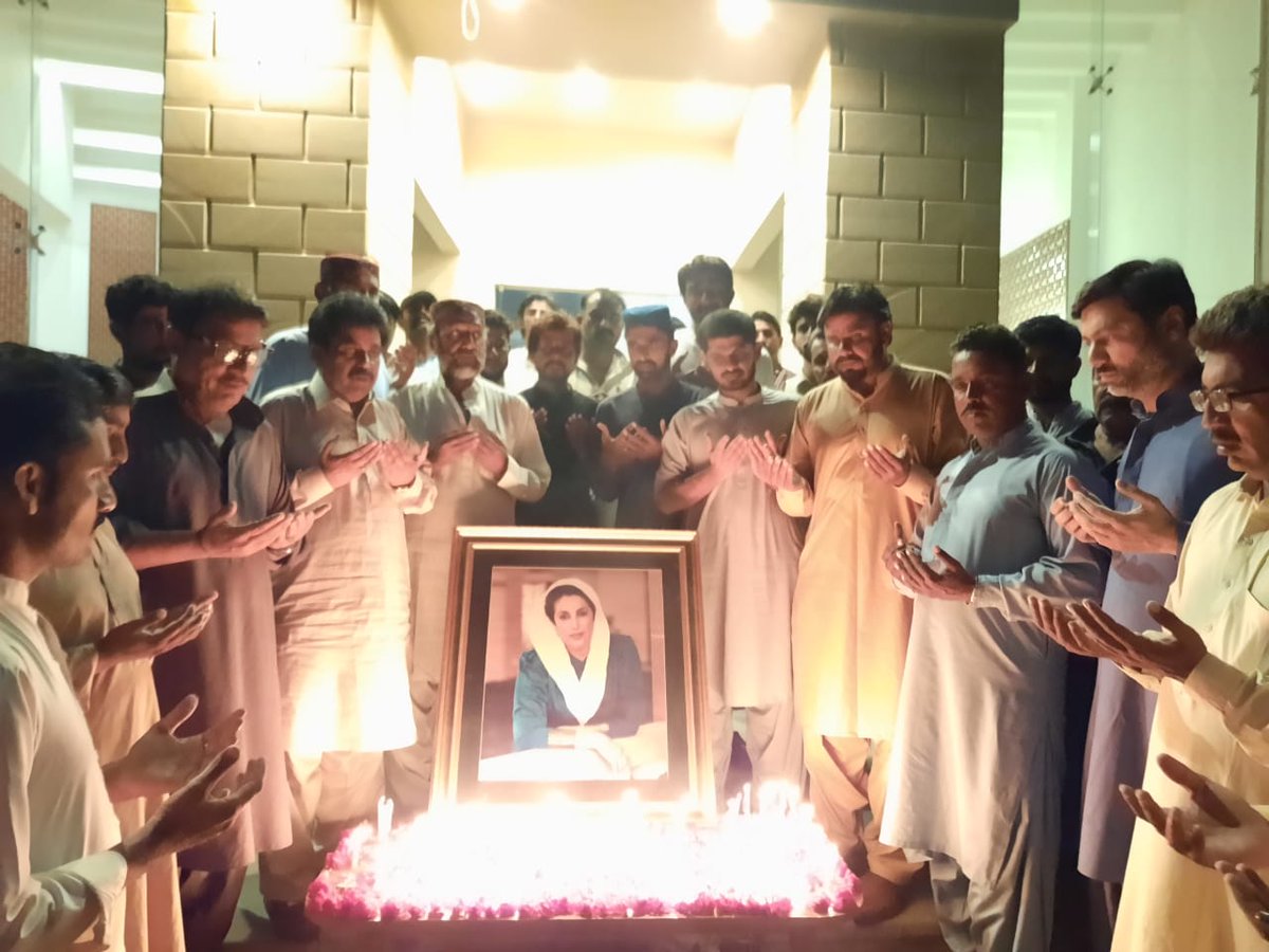 KaleriAshraf's tweet photo. Candle Vigil & Tribute to #KarsazMartyrs of 18 October at #RawalHouseRahuki organized by #PYO #Hydrural President @Kaleri_ZaminPPP Coordinator MPA #Ps63 @sharjeelinam
Janab @zeeshan_r_memon Info Sec @IsmaeelWassan Also present
#SaluteToKarsazMartyrs @BBhuttoZardari https://t.co/gfzMoj3BxT