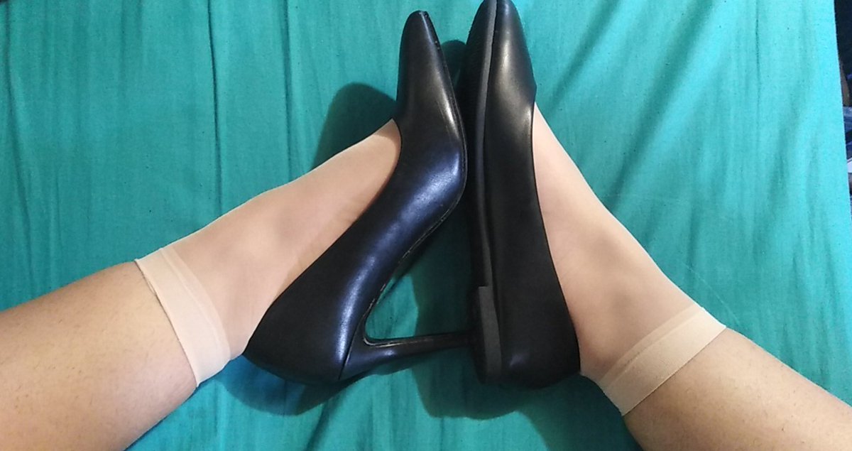 NylonTena's tweet photo. What is your favorite? #blackpantyhose or #caramelpantyhose? #ballerinashoes or #highheels? I love both. And I heard both create a great smell.

🔄 And ❤️ if you agree https://t.co/zcLk9KEOun