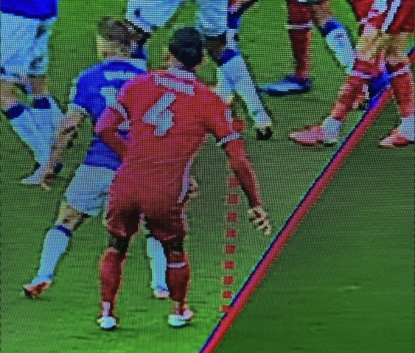 Van Dijk’s offside was drawn to his elbow.
Mané’s offside was drawn to Mina’s shoulder.
It’s really, really embarrassing now. @premierleague https://t.co/aMMxyxsjbL