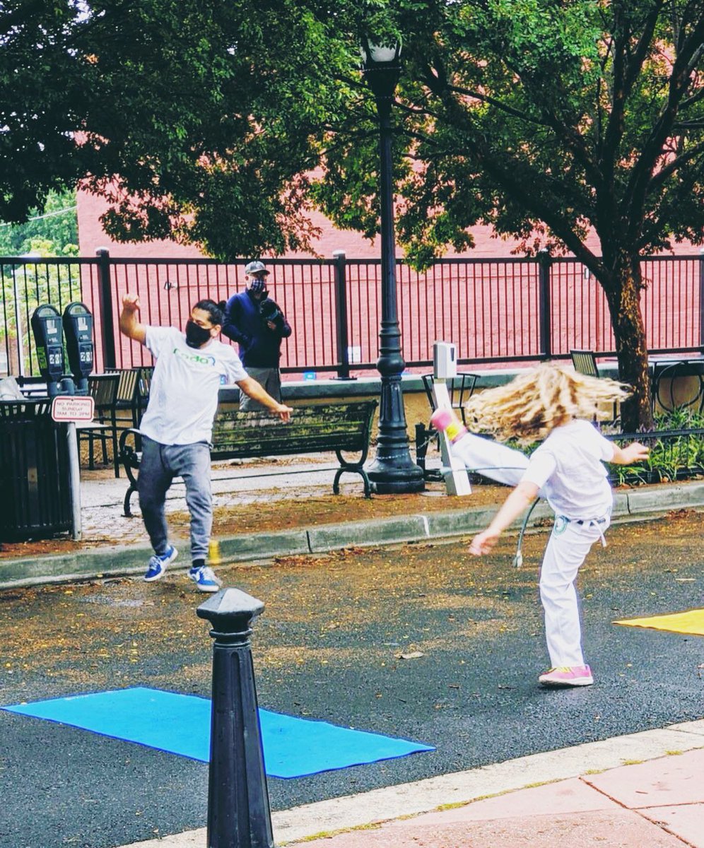 No indoor? No problem! A little #fall #capoeira for this determined girl !