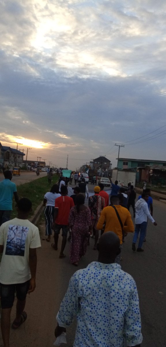 _oluwacoded's tweet photo. Live at sango ota @Biisi96 @mrmacaroni @pamilerin @AishaYesufu @Elcrucifixio @currentiyke @crazeclown @SavvyRinu @fkabudu #Sangoprotest #Otaprotest #EndSARS #ENDBADGOVERNANCE https://t.co/8MF816Zz0i