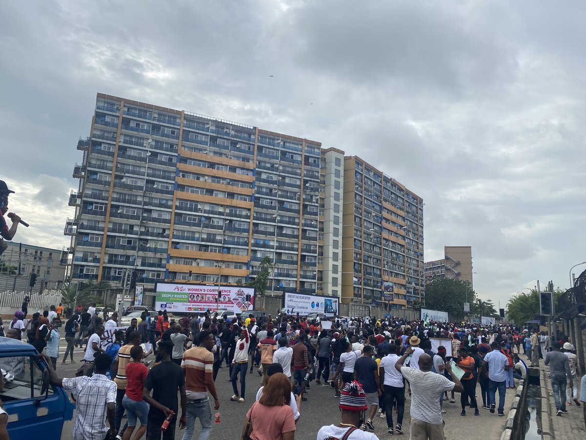 Chydee's tweet photo. Second site today: Ozumba Mbadiwe - Ikoyi March. Just find another route because we don block am. #EndSARS https://t.co/21UAu8OnIi
