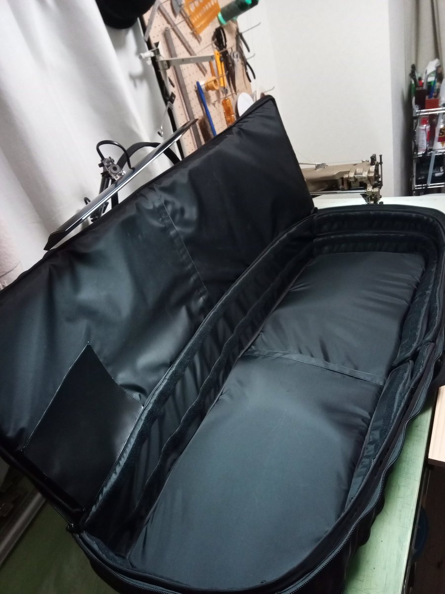 SProtektion's tweet photo. 2ndサンプルが完成です。側面もウレタン板を入れ強度が上がりました。ベルト部付け根を強化し、ウエストベルトによりほぼ肩に重さがかからなくなりました。
あとは各パーツのサイズ微調整と実用によるモニタリングで不具合がなけれなば少しづつオーダーを開始予定です。 #SelfProtektion #楽器ケース https://t.co/6Ea1b43ljH